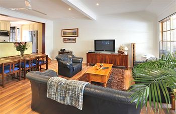 Holly Lodge - Kawana Tourism 28