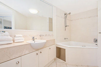 ULTIQA Shearwater Resort - Kawana Tourism 14
