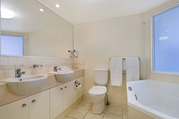 ULTIQA Shearwater Resort - Kawana Tourism 15