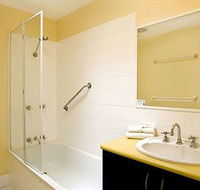 Beach Breakers Resort - Kawana Tourism