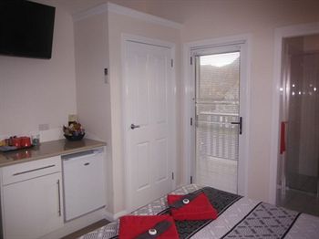 King Street Boutique Motel - Kawana Tourism 1