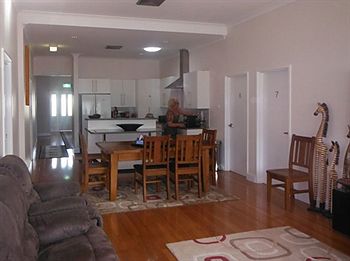 King Street Boutique Motel - Kawana Tourism 9