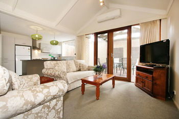 Wattle Holiday Rental - Kawana Tourism 6