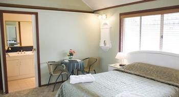 Santosa Cottage - Kawana Tourism 4