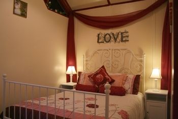 Lotus Lodges - Kawana Tourism 6