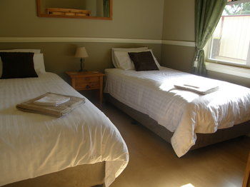 37 Queen Gloucester - Kawana Tourism 9
