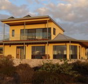 Dolphin Holiday House - Kawana Tourism