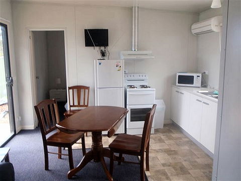 Coningham Beach Holiday Cabins - Kawana Tourism 1
