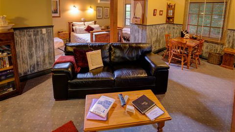 Trawool Cottages & Farmstay - Kawana Tourism 6