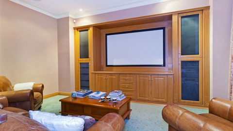 Tuscan Getaway - Kawana Tourism 4