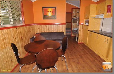 Aussie Outback Oasis Cabin & Van Village - Kawana Tourism 3