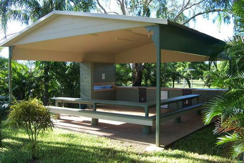 Aussie Outback Oasis Cabin & Van Village - Kawana Tourism 4