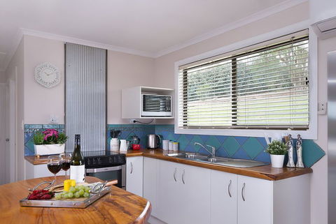 Jacaranda Cottages - Kawana Tourism 8