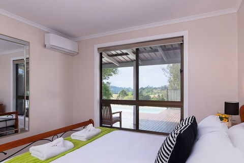 Jacaranda Cottages - Kawana Tourism 12