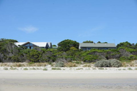 Island Beach Escape - Beachcomber - Kawana Tourism 1