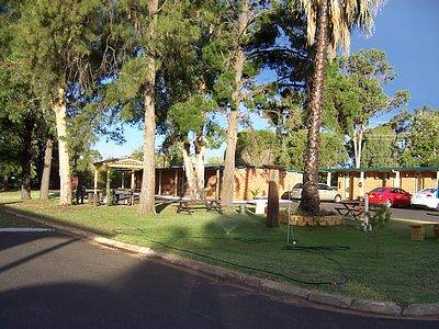 Silver Oaks Motel - Kawana Tourism 1