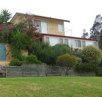 Whitby on Wallis Lakefront Holiday Cottage - Kawana Tourism