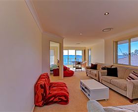 Luxury Waterfront House - Kawana Tourism 4