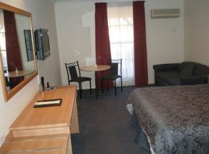 Bushmans Motor Inn - Kawana Tourism 4