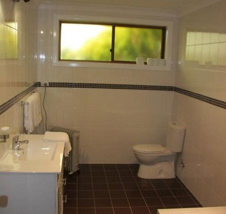 Snowy Mountains Motel - Kawana Tourism 5
