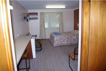 Castlereagh Motor Inn - Kawana Tourism 3