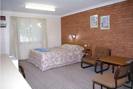 Castlereagh Motor Inn - Kawana Tourism 4