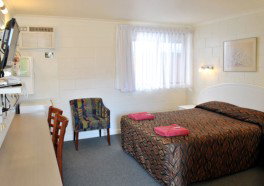 A & A Lodge Motel - Kawana Tourism 1