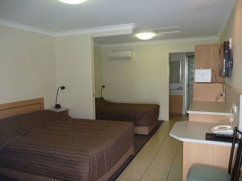 Sun Valley Motel - Kawana Tourism 3
