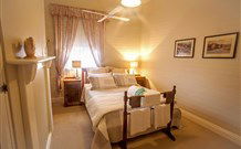 Curlew Cottage Bed And Breakfast - Kawana Tourism 3