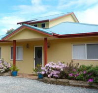 Whitby on Wallis Lakefront Cottage - Kawana Tourism