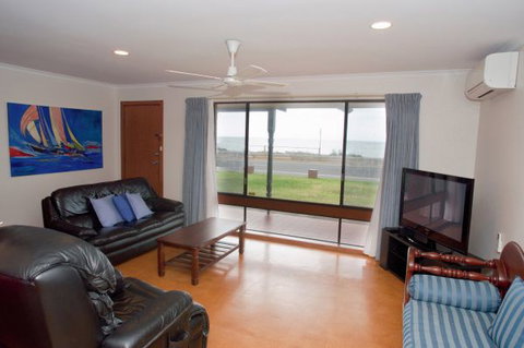 Coastal Cottage - Kawana Tourism 63