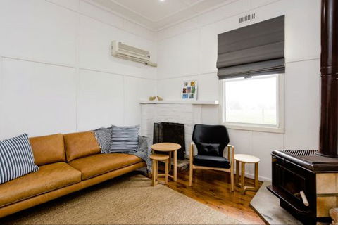 Castleview Cottage - Kawana Tourism 0