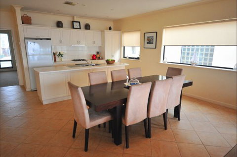 Coastal Cottage - Kawana Tourism 50