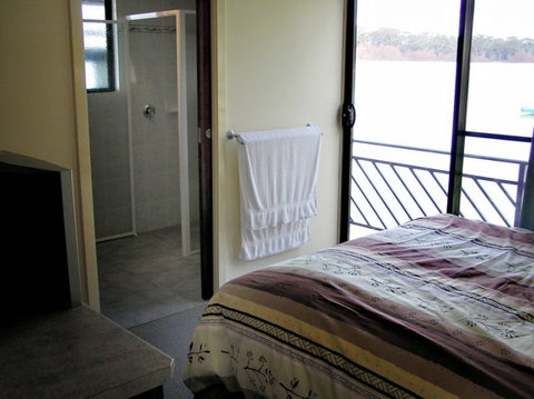 Takeme2 Houseboat - Kawana Tourism 3