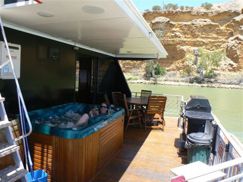Takeme2 Houseboat - Kawana Tourism 4