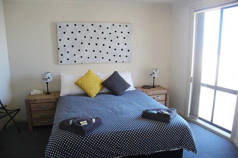 Cliff House Beachfront Villas - Kawana Tourism 0