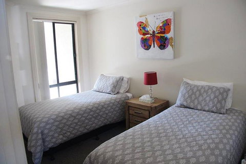 Cliff House Beachfront Villas - Kawana Tourism 3