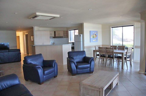 Cliff House Beachfront Villas - Kawana Tourism 4