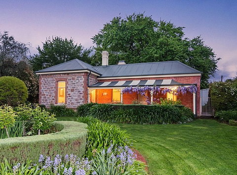 Dumas House - Kawana Tourism 1