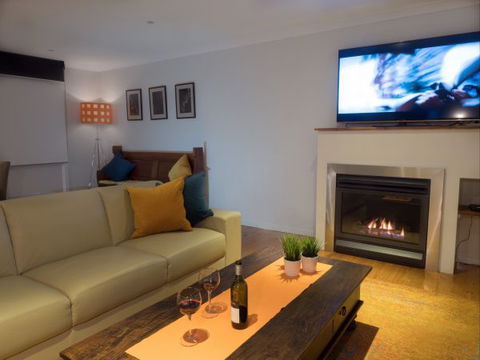 Alice's Palace Ocean Grove - Kawana Tourism 0