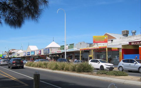 Barefoot Beach Stays - Kawana Tourism 6