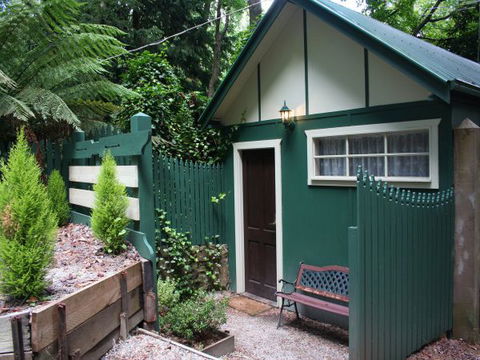 Lotus Lodges: Hush Cottage & Charmed Cabin - Kawana Tourism 4
