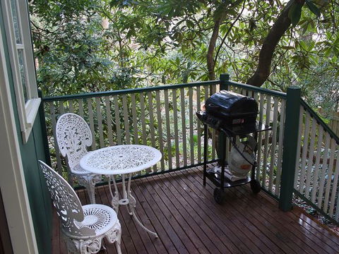 Lotus Lodges: Hush Cottage & Charmed Cabin - Kawana Tourism 5