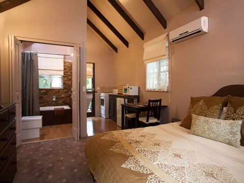 Lotus Lodges: Hush Cottage & Charmed Cabin - Kawana Tourism 6