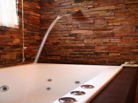 Lotus Lodges: Hush Cottage & Charmed Cabin - Kawana Tourism 7
