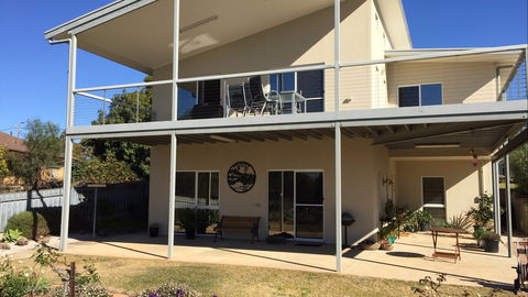 Lyreen's Apartment Bed And Breakfast - Kawana Tourism 0