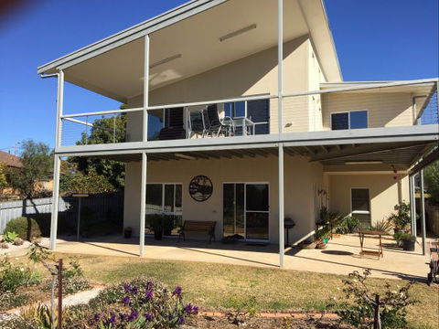 Lyreen's Apartment Bed And Breakfast - Kawana Tourism 1