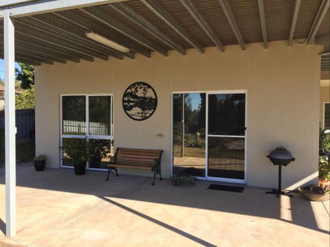 Lyreen's Apartment Bed And Breakfast - Kawana Tourism 4