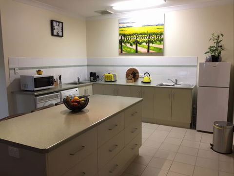 Lyreen's Apartment Bed And Breakfast - Kawana Tourism 5