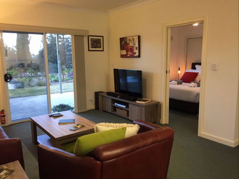 Lyreen's Apartment Bed And Breakfast - Kawana Tourism 6